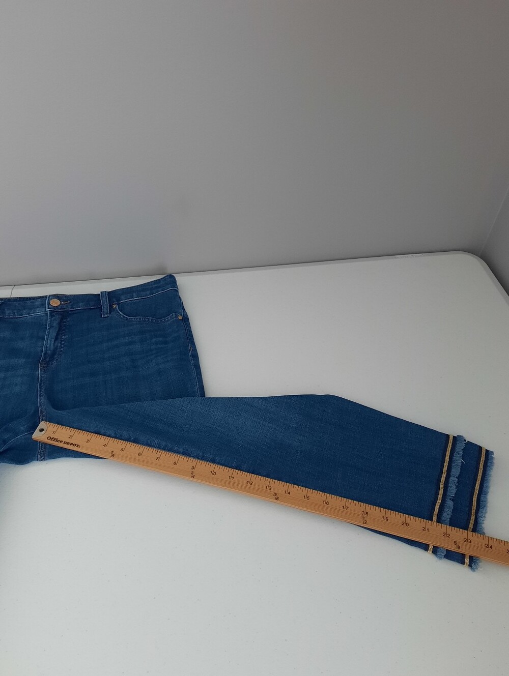 Chico's Embellished Raw Hem So Slimming Girlfriend Slim Leg Crop Jeans size 10 - Picture 13 of 15